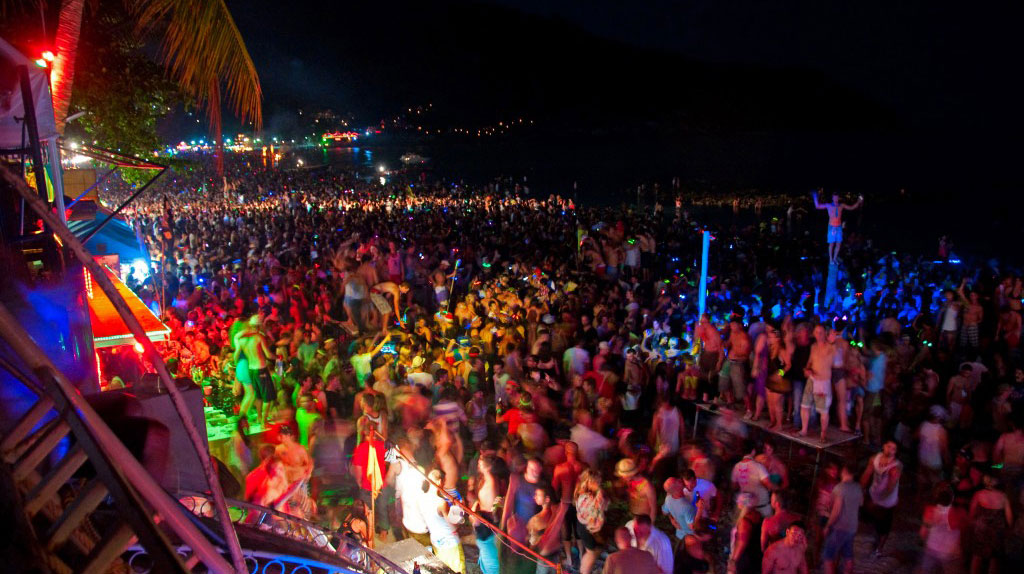 VIDEO : The Full Moon Party, A Drunk & Candid Look