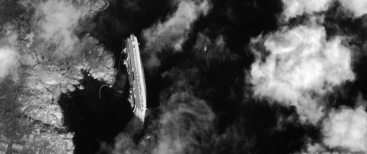PHOTO : Costa Concordia Shipwrek From Space