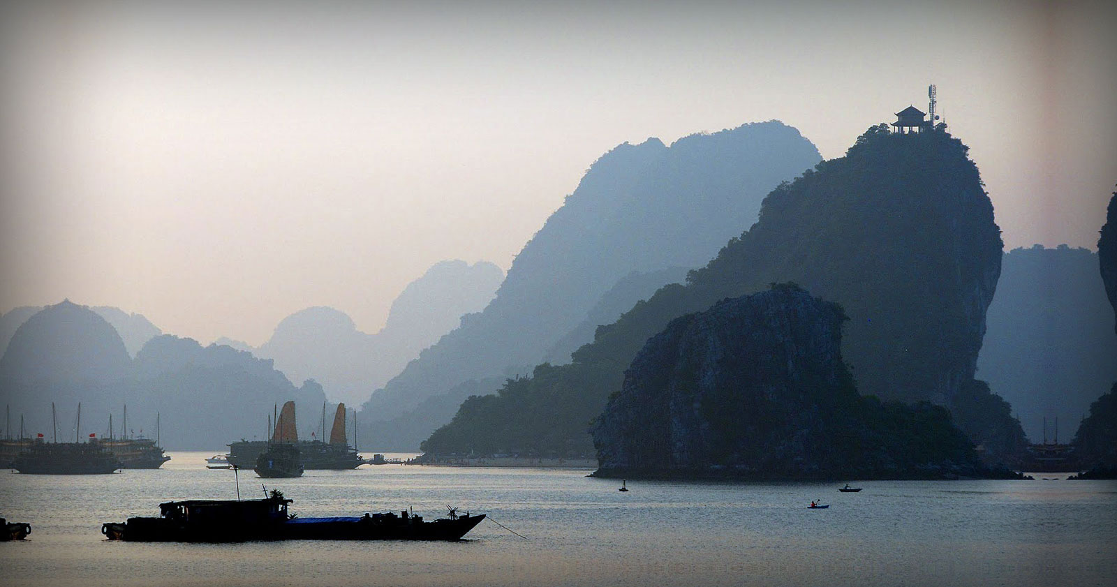 VIDEO : Junk Boat Tour of Halong Bay