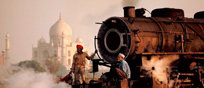 Backpacking travel India by Train - Taj Mahal
