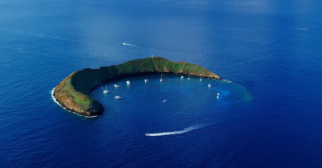 Diving Molokini Island, Maui, Hawaii